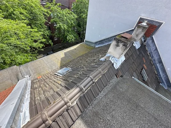 Energetische Dachsanierung eines denkmalgeschützten Mehrfamilienhauses in Köln-Nippes