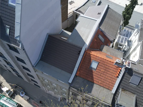 Energetische Dachsanierung eines denkmalgeschützten Mehrfamilienhauses in Köln-Nippes